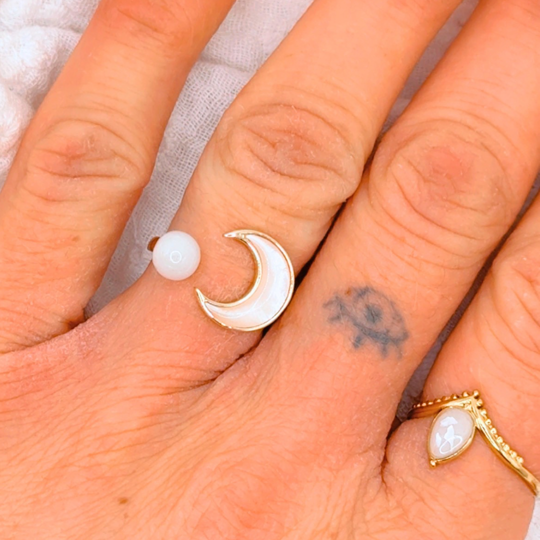 Bague lune avec lait maternel, maman allaitante, sevrage allaitement, consultante en lactation